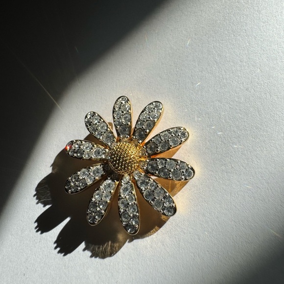 Stunning gold tone SWAROVSKI flower brooch pin - Picture 13 of 14